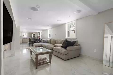 161-28 98th St, New York, NY 11414