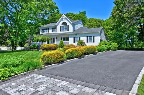 202 Fairway Dr, Wading River, NY 11792