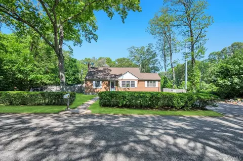 19 Oakland Ave, Miller Place, NY 11764