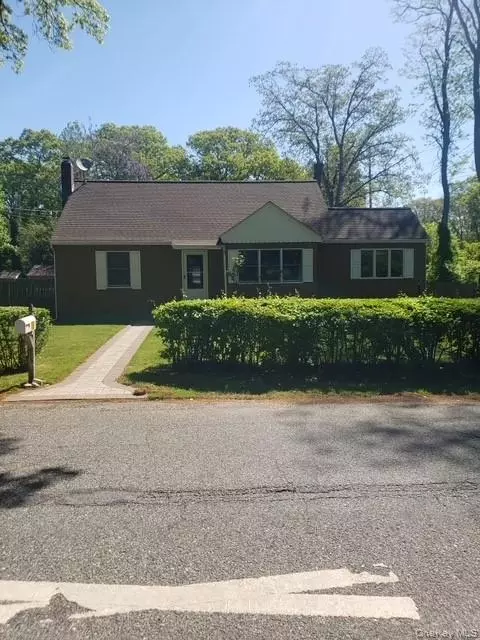 19 Oakland Ave, Miller Place, NY 11764
