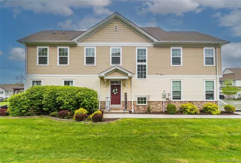 33 Maple Fields Dr, Middletown, NY 10940