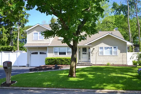 19 Viceroy Pl, Port Jefferson Station, NY 11776