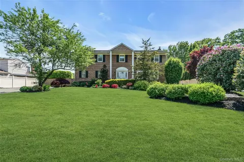 18 Ron Ct, Commack, NY 11725