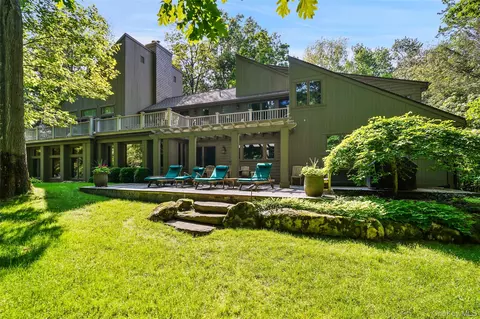 17 Eastwoods Rd, Pound Ridge, NY 10576