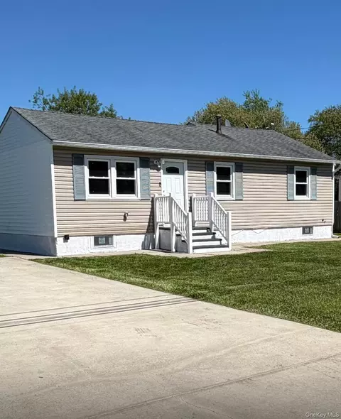 941 Provost Ave, Bellport, NY 11713