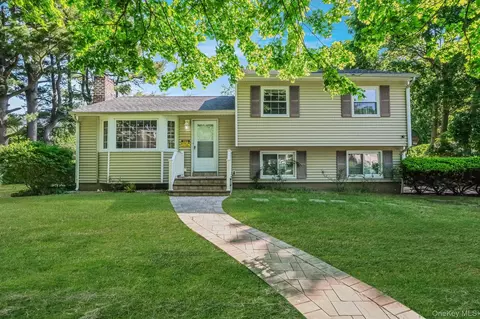 41 Brand Dr, Huntington, NY 11743
