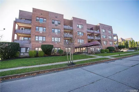 175 Archer St #2E, Freeport, NY 11520