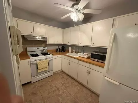 Kitchen - 175 Archer St #2E, Freeport, NY 11520 photo 2 of 3