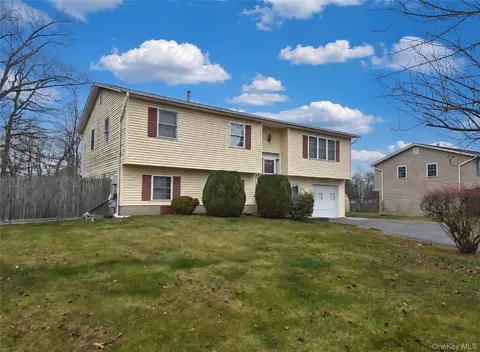 6 Fayva Ct, Clarkstown, NY 10956
