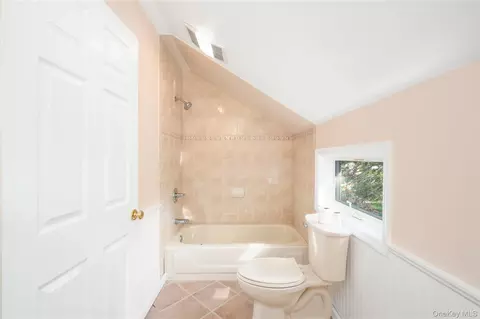 Bath - 299 Baxtertown Rd, Fishkill, NY 12524 photo 2 of 3