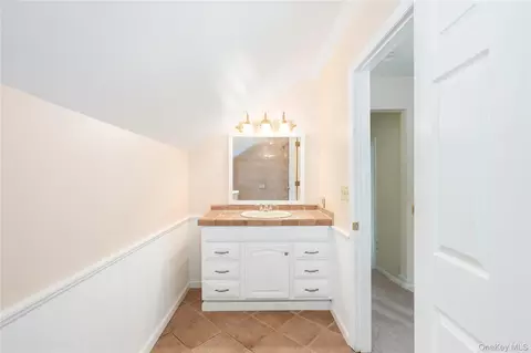 Bath - 299 Baxtertown Rd, Fishkill, NY 12524 photo 3 of 3