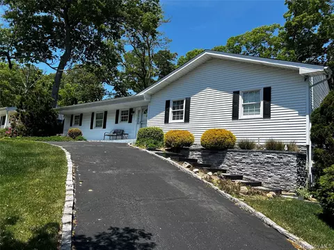 3 Laura Ct, Nesconset, NY 11767