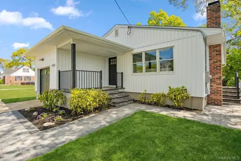 165 Livingston Ave, Babylon, NY 11702