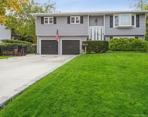 58 Oakridge Dr, Bay Shore, NY 11706