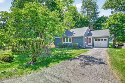 333 Oak Dr, New Windsor, NY 12553