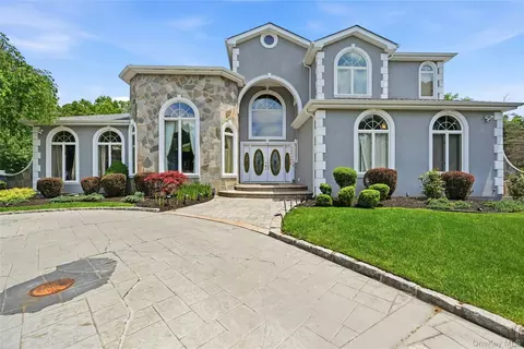 12 Phillips Ln, Lake Grove, NY 11755