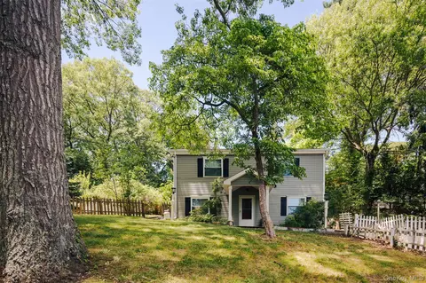 33 Port Washington Rd, Sound Beach, NY 11789