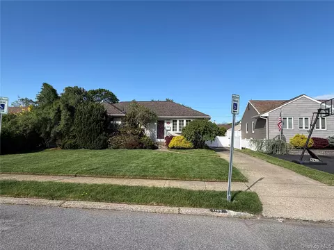 1108 Mcdonald Ave, Wantagh, NY 11793
