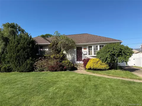1108 Mcdonald Ave, Wantagh, NY 11793