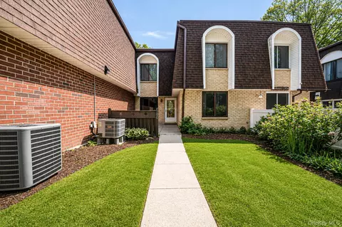 140 Golf Ln, Medford, NY 11763