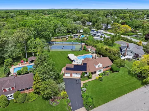 9 Dove Ln, Bay Shore, NY 11706
