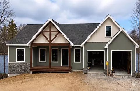 86 Shore Blvd, Wawayanda, NY 10973