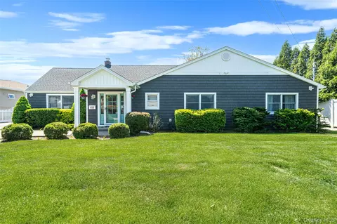 418 Bay 6th St, West Islip, NY 11795