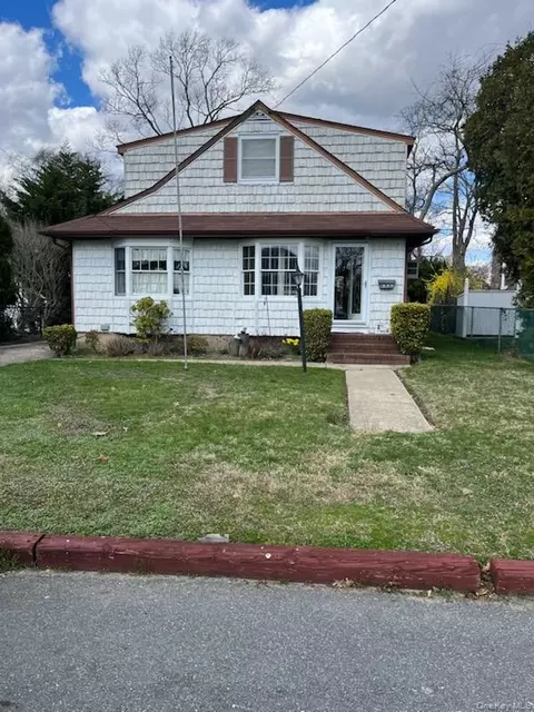 140 Texas St, Lindenhurst, NY 11757