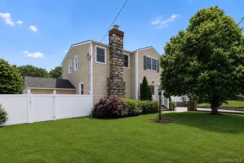 56 Dail St, North Hempstead, NY 11040