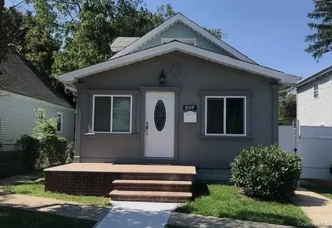 237 Rhodes Ave, Hempstead, NY 11550