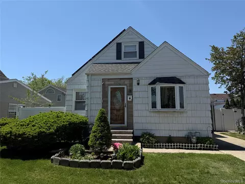 8 Cedarlawn Blvd, Valley Stream, NY 11580