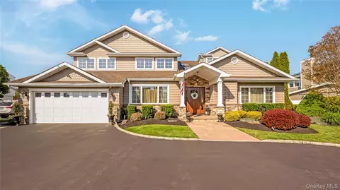 164 Pace Dr S, West Islip, NY 11795