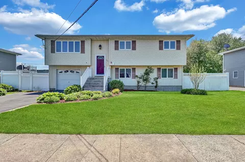 86 Paris Ct, West Islip, NY 11795