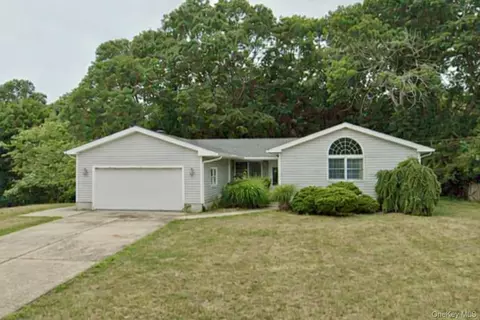20 Valley Dr, East Moriches, NY 11940