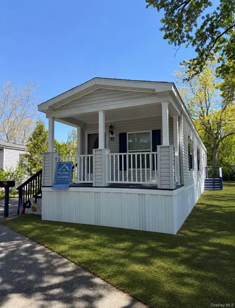 37 Hubbard Ave #95, Riverhead, NY 11901
