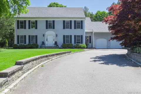 41 Astor Ave, Saint James, NY 11780