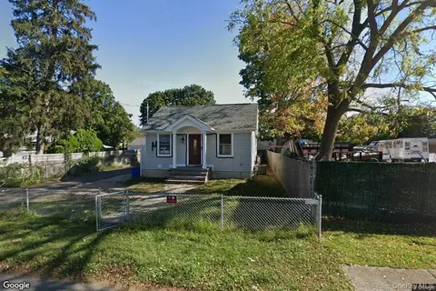 12 7th Ave N, Huntington Station, NY 11746