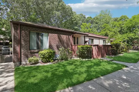 132 Birchwood Rd #132, Coram, NY 11727