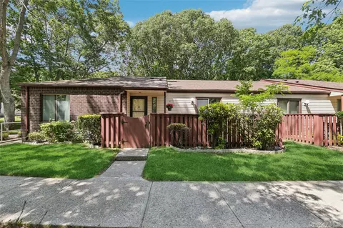 132 Birchwood Rd #132, Coram, NY 11727