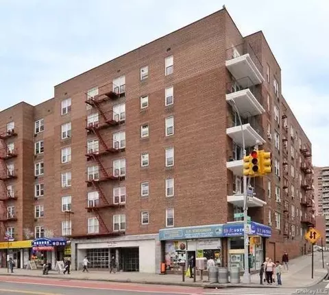 42-95 Main St #3B, New York, NY 11355