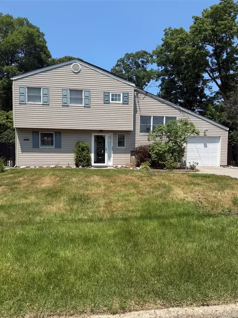 19 Estates Ln, Shoreham, NY 11786