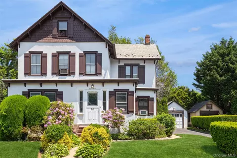17 Crampton Ave, North Hempstead, NY 11023