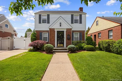 1049 Admont Ave, Franklin Square, NY 11010