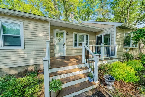 17 Arnold Dr, Middle Island, NY 11953
