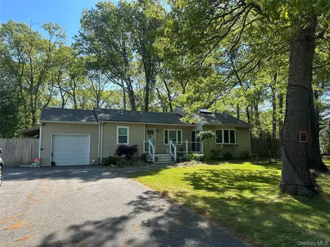 17 Arnold Dr, Middle Island, NY 11953