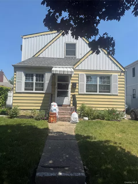 80-11 260th St, Glen Oaks, NY 11004