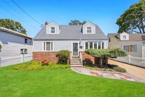 190 Sylvester St, Westbury, NY 11590
