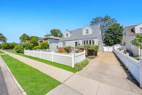 190 Sylvester St, Westbury, NY 11590