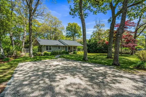 20 Shinnecock Ln, Hampton Bays, NY 11946