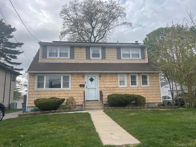 1425 Tadmor St, Merrick, NY 11566